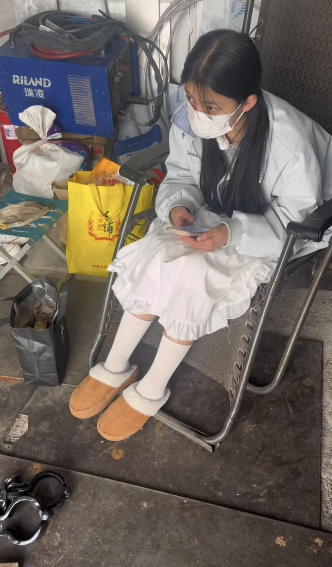 18岁女高铁铆钉死镣-焊接-烧红-砸死脚镣两天禁锢（上）