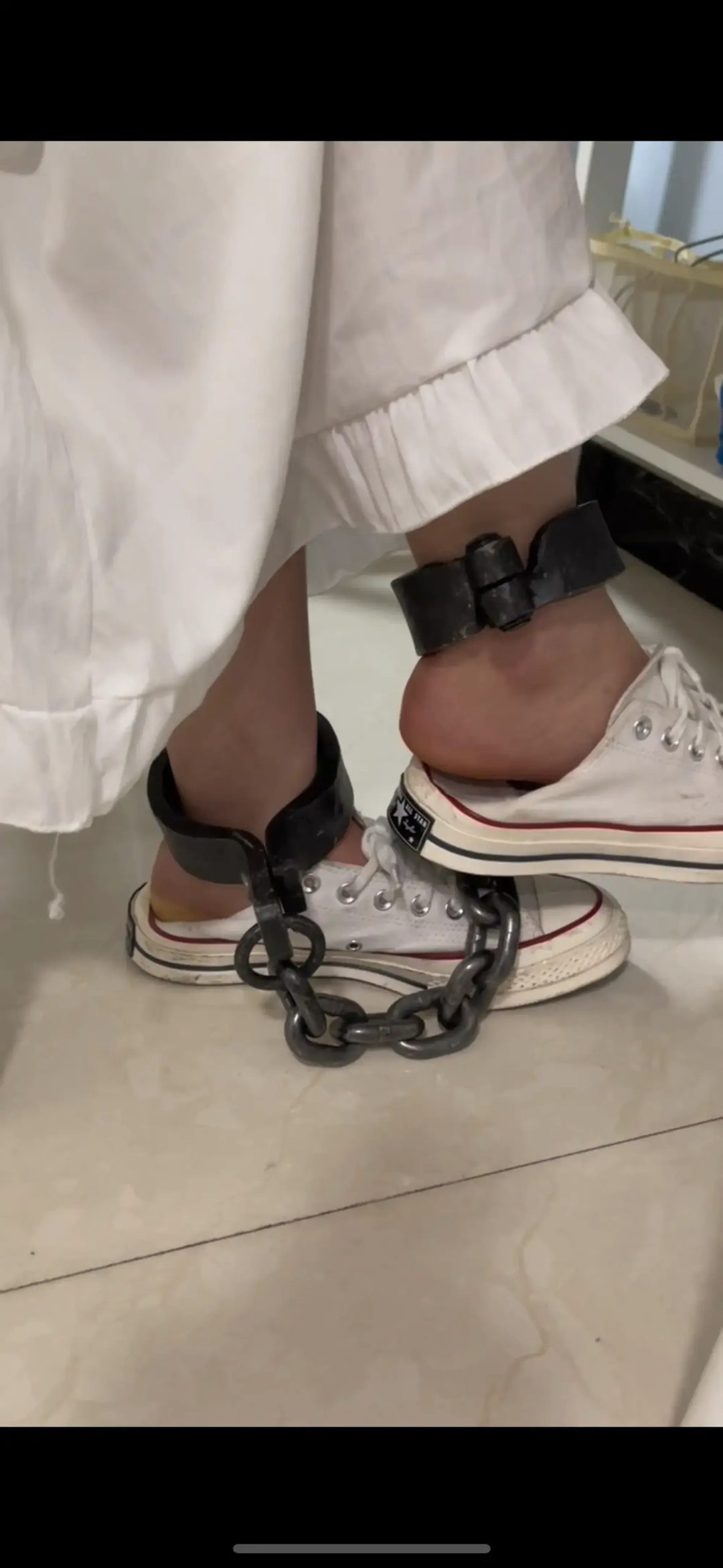 18岁女高铁铆钉死镣-焊接-烧红-砸死脚镣两天禁锢（上）