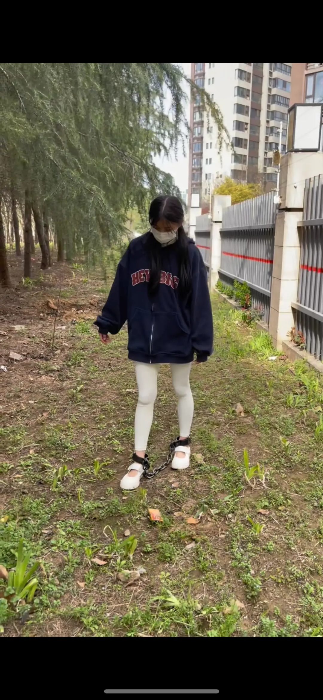 18岁女高铁铆钉死镣-焊接-烧红-砸死脚 镣两天禁锢（下）