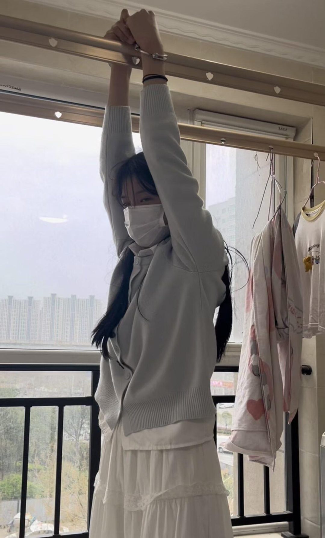 18岁女高铁铆钉死镣-焊接-烧红-砸死脚 镣两天禁锢（中）