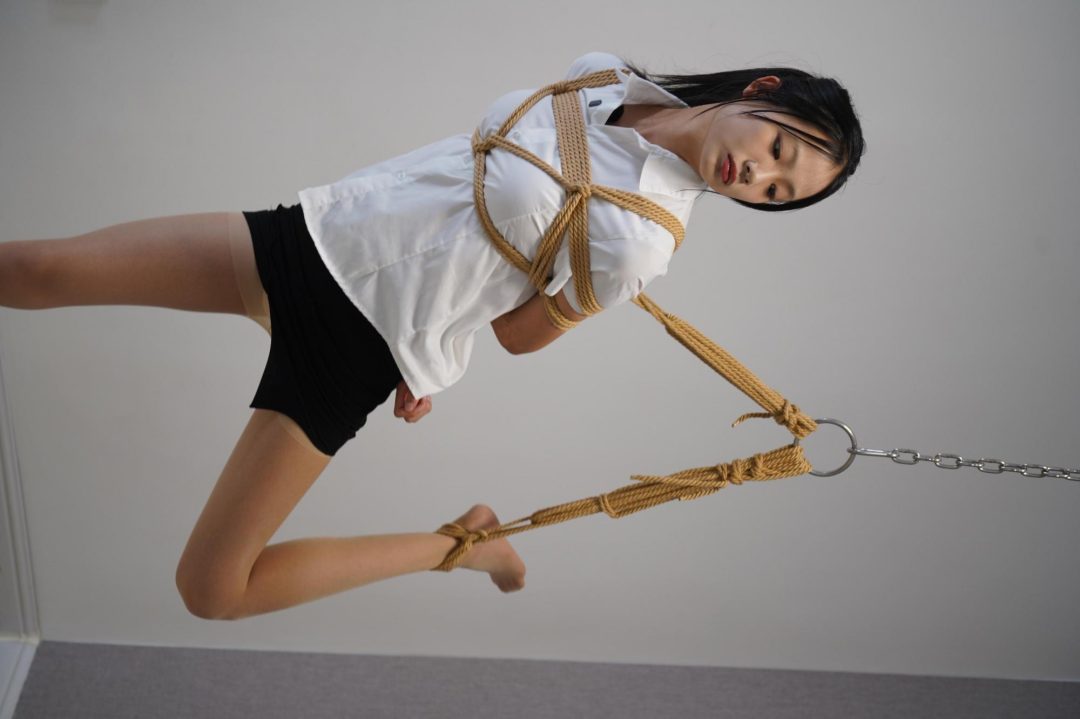 【灰太狼的羊】长腿肉丝美女用脚玩游戏机，因未能通关被紧紧捆绑放置惩罚【游戏＋日式胸缚＋单腿吊＋驷马缚＋放置】