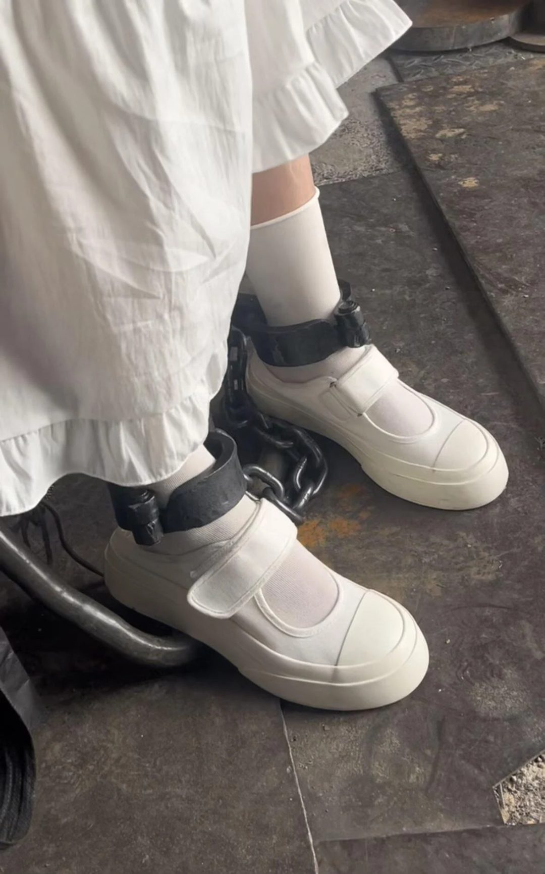 18岁女高铁铆钉死镣-焊接-烧红-砸死脚镣两天禁锢（上）