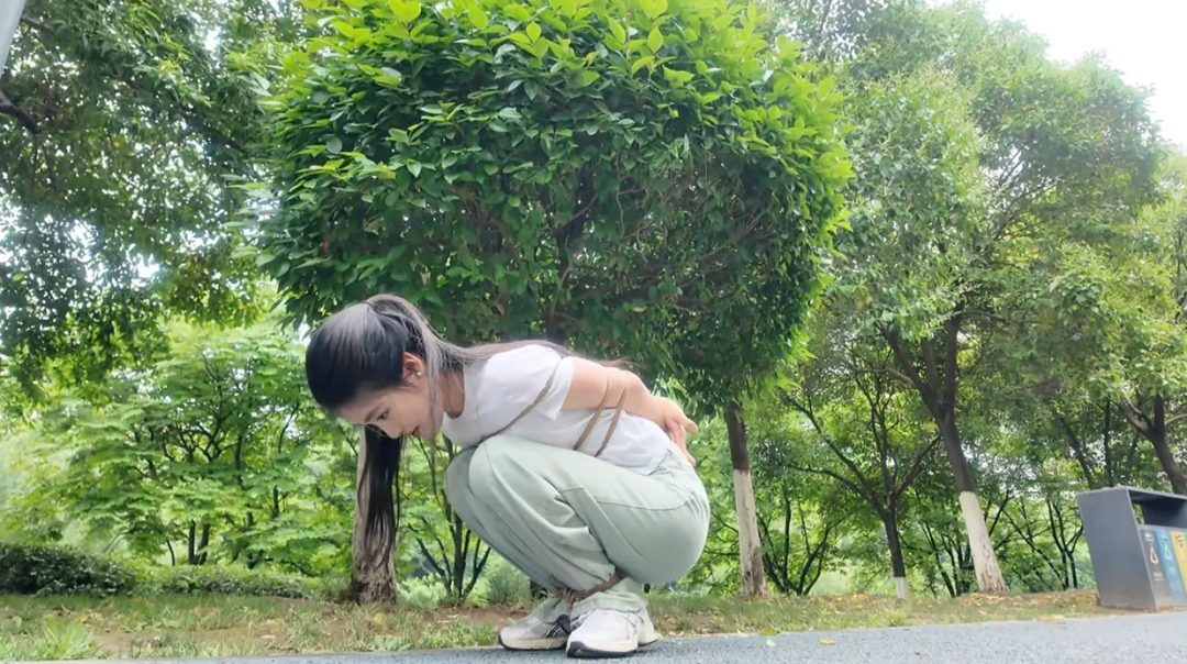 真刺激 室外训练过程中有人要求合影 吓死了 最后让模特挑战逃脱 模特,捆绑