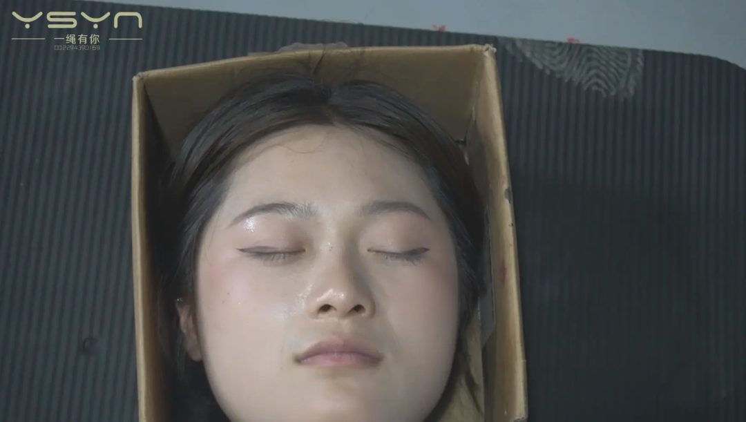 【青衿赴断头】牢房囚禁的全身木伽女学生刑房老虎凳鞭打刷挠滴蜡小脚丫戴上脚镣手铐走