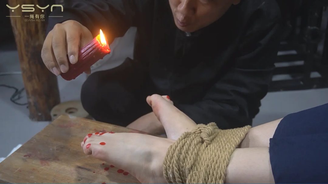 【青衿赴断头】牢房囚禁的全身木伽女学生刑房老虎凳鞭打刷挠滴蜡小脚丫戴上脚镣手铐走