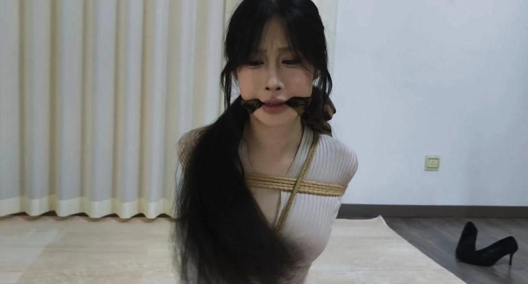 【禾一原创】（私人订制)《奈奈强制紧缚体验》非常小妈欲的一个小美 最后有采访
