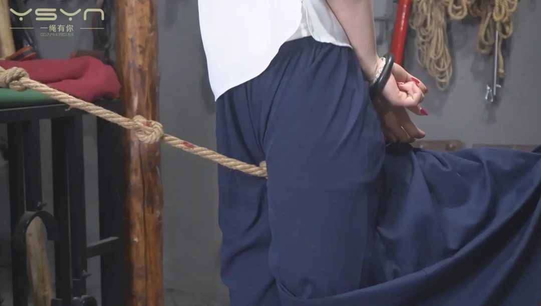 【青衿赴断头】牢房囚禁的全身木伽女学生刑房老虎凳鞭打刷挠滴蜡小脚丫戴上脚镣手铐走