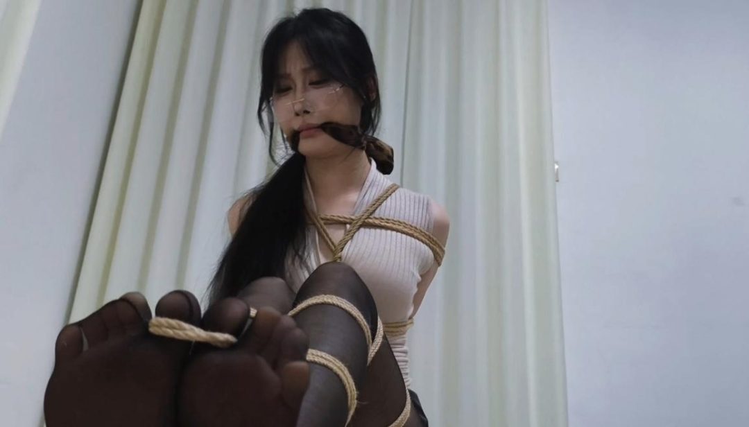 【禾一原创】（私人订制)《奈奈强制紧缚体验》非常小妈欲的一个小美 最后有采访