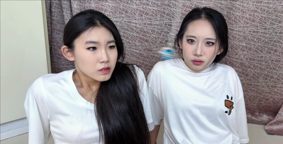 【辣手催花】邪恶催眠大师 冰柠 雯雯 姐妹花上门搜查情报不料被胁迫被催眠 趴在地上无情的爬 还要接受闹脚心和鞭打