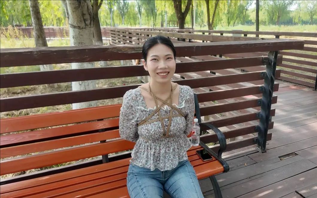 奇葩访谈 户外访谈各类话题 梦想 爱好 变态的一些提问 尴尬的是 很多路人都看到我俩 心慌