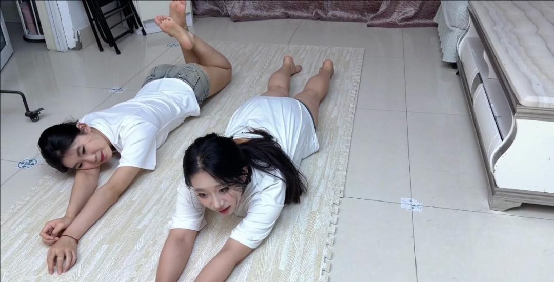 【辣手催花】邪恶催眠大师 冰柠 雯雯 姐妹花上门搜查情报不料被胁迫被催眠 趴在地上无情的爬 还要接受闹脚心和鞭打