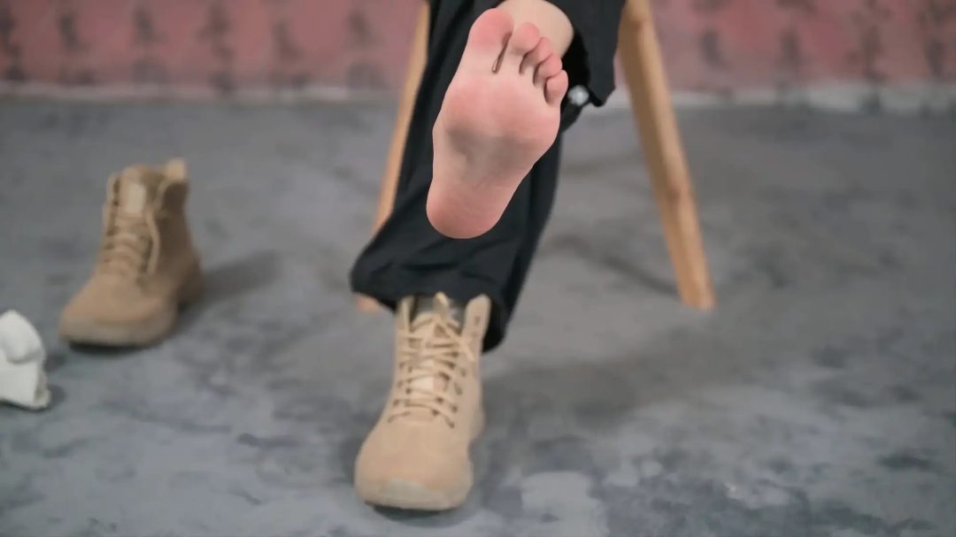 【美腿玉足系列】高挑短靴户外运动后棉袜裸足展示--沙漠靴、棉袜、汗渍