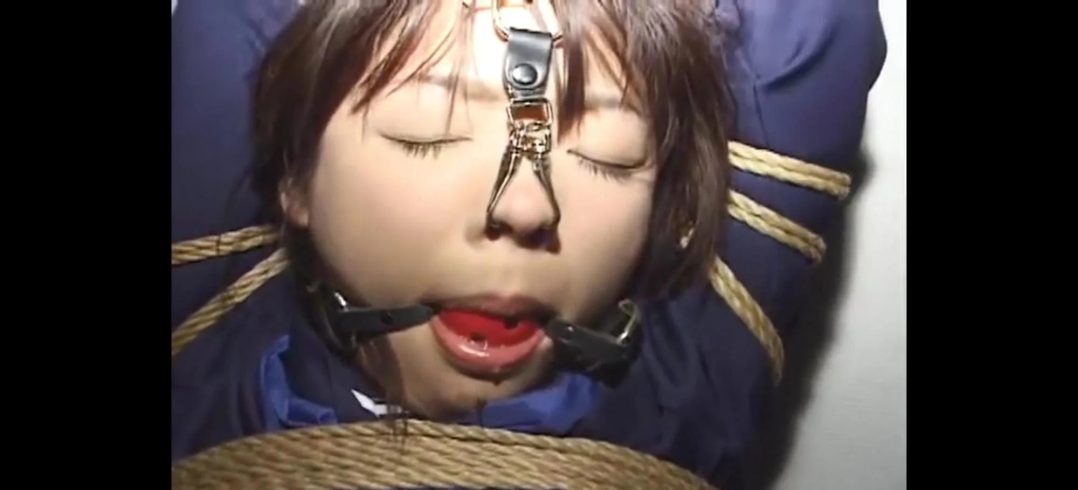 被捆绑折磨的女学生