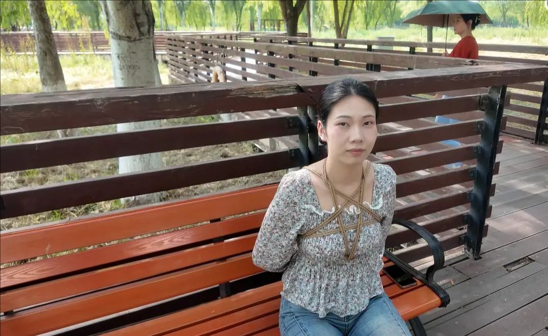 奇葩访谈 户外访谈各类话题 梦想 爱好 变态的一些提问 尴尬的是 很多路人都看到我俩 心慌