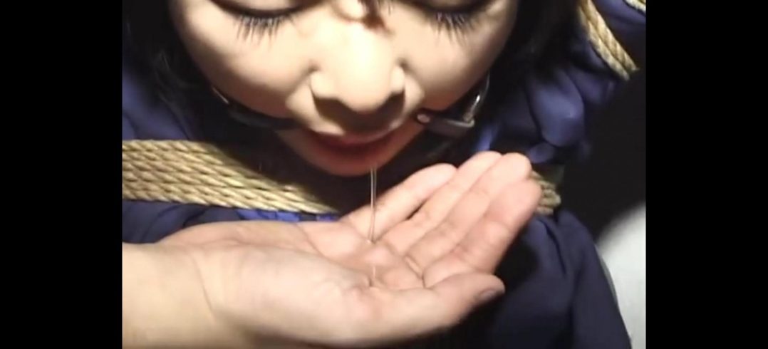 被捆绑折磨的女学生