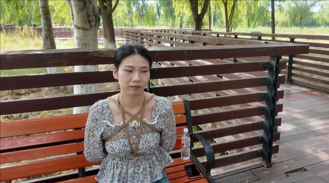 奇葩访谈 户外访谈各类话题 梦想 爱好 变态的一些提问 尴尬的是 很多路人都看到我俩 心慌