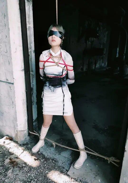 废弃工厂紧缚探险（舌钉+户外任务+大字绑+日式紧缚+五花大绑+吊绑）