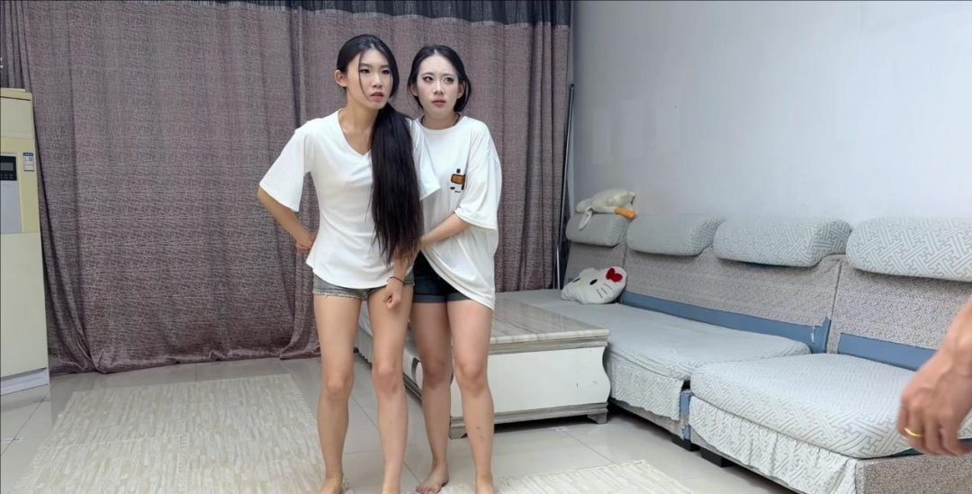 【辣手催花】邪恶催眠大师 冰柠 雯雯 姐妹花上门搜查情报不料被胁迫被催眠 趴在地上无情的爬 还要接受闹脚心和鞭打