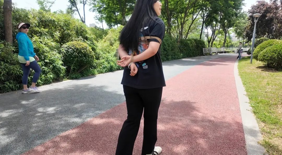 羞死了 双人室外捆绑 访谈 蹦跳 路人异样的眼光 像看猴一样，内心害羞 害怕 刺激 感觉很丢人