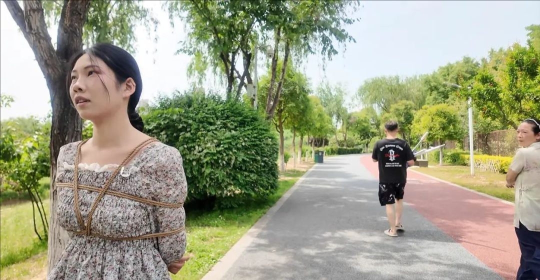 羞死了 双人室外捆绑 访谈 蹦跳 路人异样的眼光 像看猴一样，内心害羞 害怕 刺激 感觉很丢人