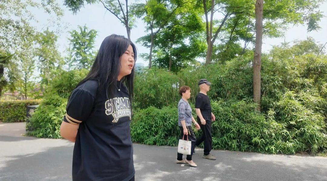 羞死了 双人室外捆绑 访谈 蹦跳 路人异样的眼光 像看猴一样，内心害羞 害怕 刺激 感觉很丢人