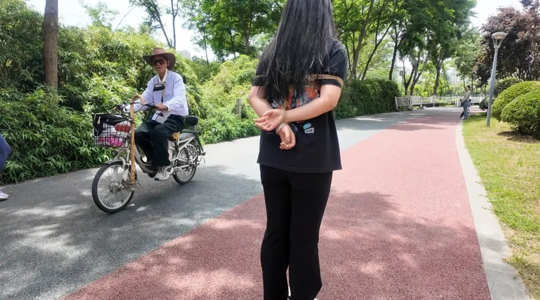 羞死了 双人室外捆绑 访谈 蹦跳 路人异样的眼光 像看猴一样，内心害羞 害怕 刺激 感觉很丢人