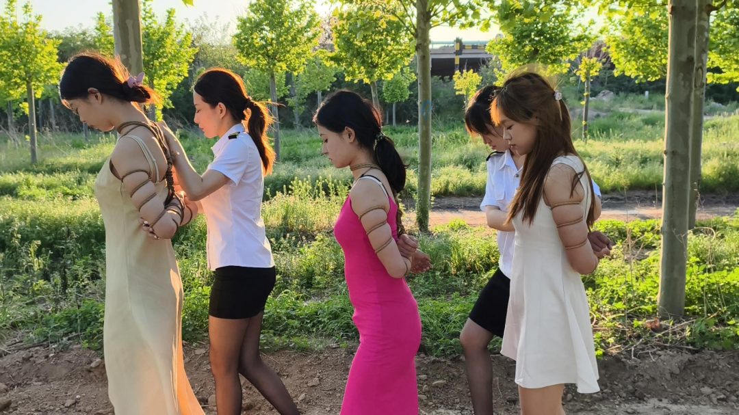 【鑫鑫工作室】各位同好观众以及定拍客户朋友们大家好。为答谢广大同好观众对忘忧社工作室，鑫鑫工作室合作场地拍摄的支持，两家工作室将共同出品多集系列监狱主题片-红色感叹号