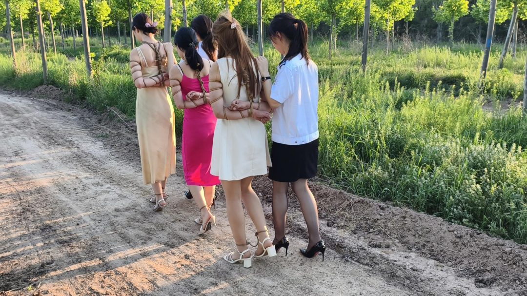 【鑫鑫工作室】各位同好观众以及定拍客户朋友们大家好。为答谢广大同好观众对忘忧社工作室，鑫鑫工作室合作场地拍摄的支持，两家工作室将共同出品多集系列监狱主题片-红色感叹号