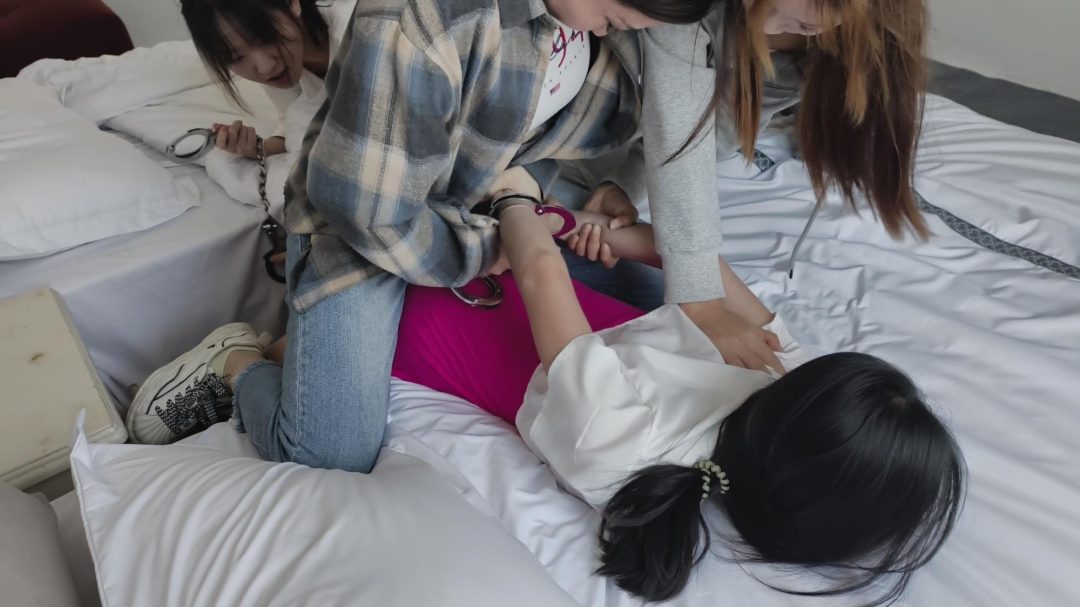 【鑫鑫工作室】各位同好观众以及定拍客户朋友们大家好。为答谢广大同好观众对忘忧社工作室，鑫鑫工作室合作场地拍摄的支持，两家工作室将共同出品多集系列监狱主题片-红色感叹号