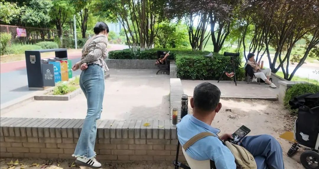 羞死了 双人室外捆绑 访谈 蹦跳 路人异样的眼光 像看猴一样，内心害羞 害怕 刺激 感觉很丢人