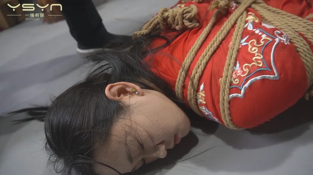 【红颜蒙冤】清末民妇雨儿被诬陷通奸谋害亲夫打板子双手吊起骑木马屈打成招后绞之刑
