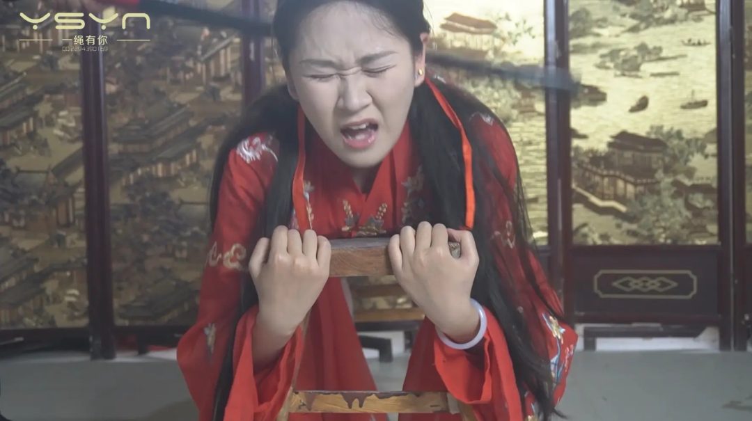 【红颜蒙冤】清末民妇雨儿被诬陷通奸谋害亲夫打板子双手吊起骑木马屈打成招后绞之刑