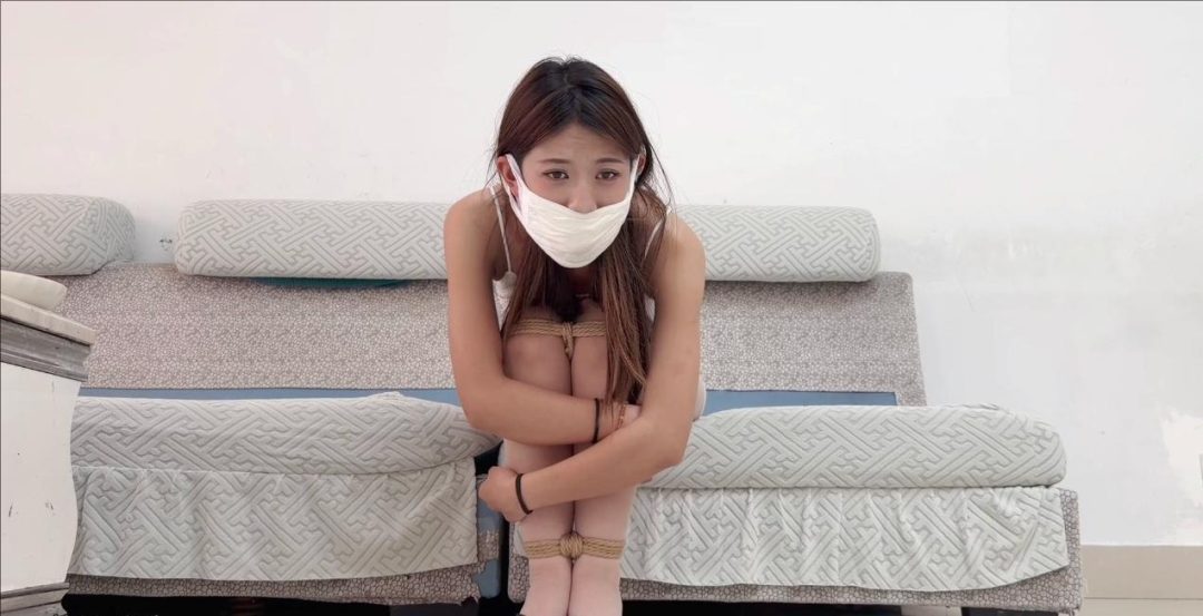 【神秘口水】【梦川】灵儿 神奇的口水只要滴在衣服上 衣服就会不翼而飞 并且被神秘口水捆绑 柠檬➕口球 ➕驷马