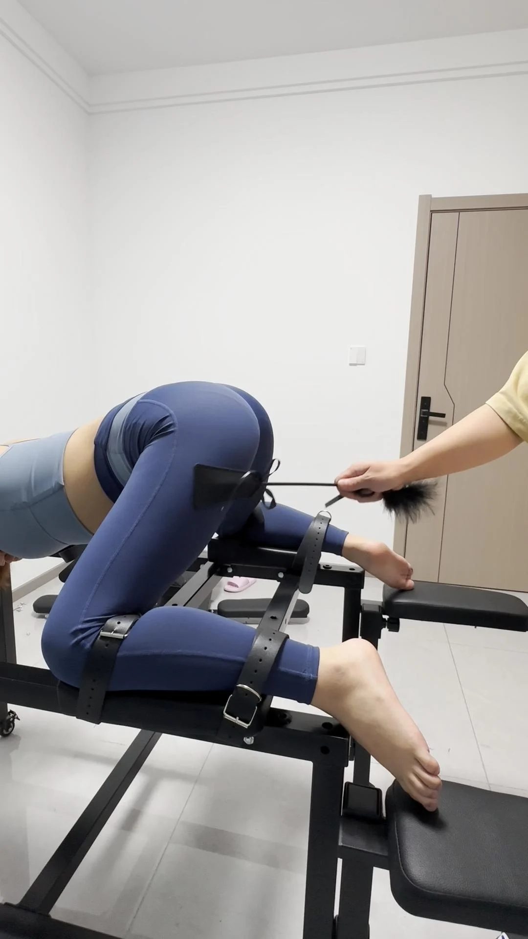 【束人映像】原创 【把白嫩玉足瑜伽学员骗到了产床上固定住】钢圈扩口器+K9强开腿固定