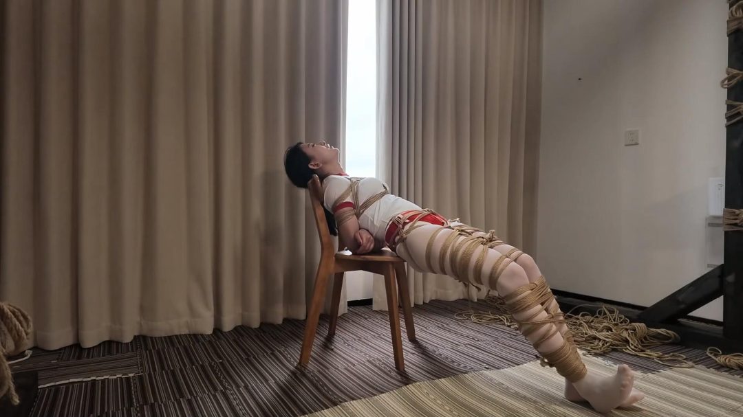 【花花】紧密拘束，近在咫尺的剪刀，她能脱困吗？