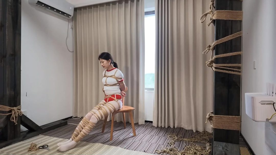 【花花】紧密拘束,近在咫尺的剪刀,她能脱困吗? 【花花】紧密拘束,近在咫尺的剪刀,她能脱困吗?