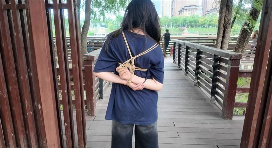 新模特相互捆绑挣脱 绳师捆绑 让他俩体验挣脱 捆绑起来做广播体操 新模特相互捆绑挣脱 绳师捆绑 让他俩体验挣脱 捆绑起来做广播体操