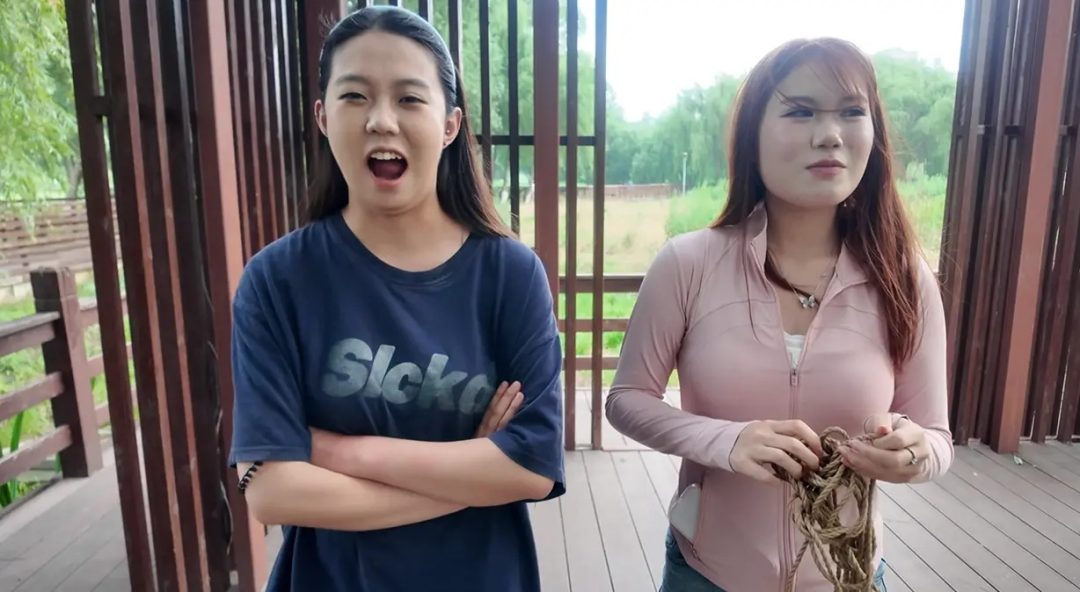 新模特相互捆绑挣脱 绳师捆绑 让他俩体验挣脱 捆绑起来做广播体操