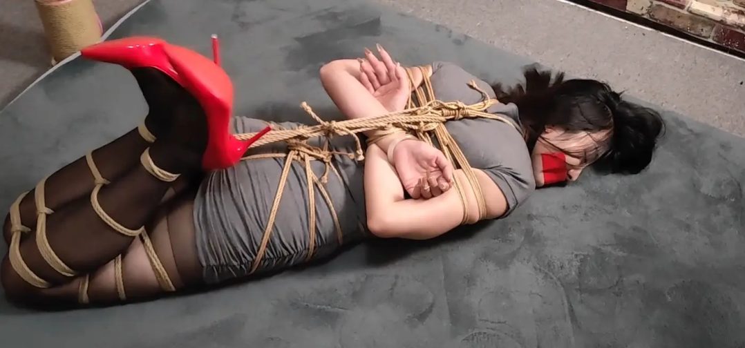随心原创 佳佳 丰满的蛇傅 股绳拉扯 驷马