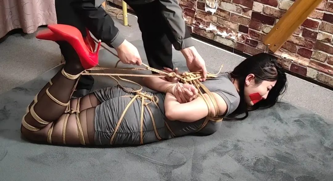 随心原创 佳佳 丰满的蛇傅 股绳拉扯 驷马