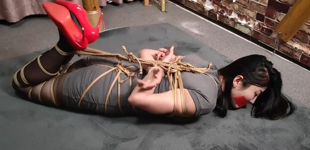 随心原创 佳佳 丰满的蛇傅 股绳拉扯 驷马