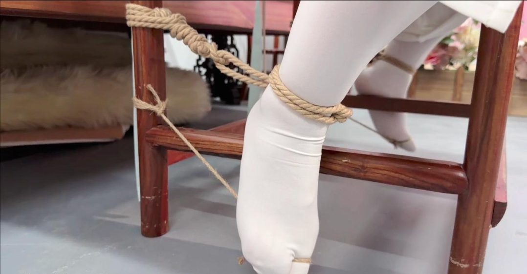 【梦川】古装【大胆侍女 】口枷 脚趾缚 后手直臂侍女进太后房间偷取玉玺被侍卫发现 将侍女捆绑起来挠脚 并将其捆绑在椅子上折磨