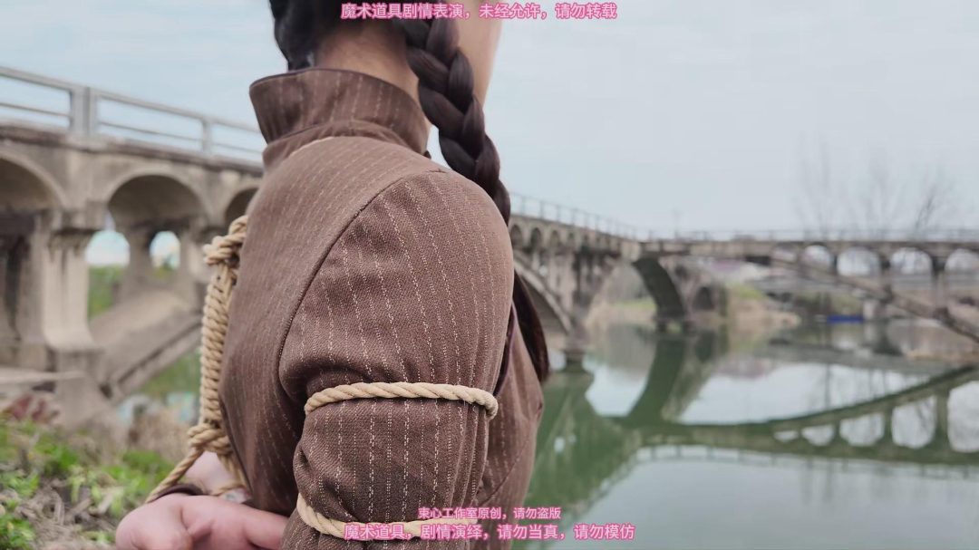 月月旗袍，古桥五花，三月拍的，油菜花很漂亮