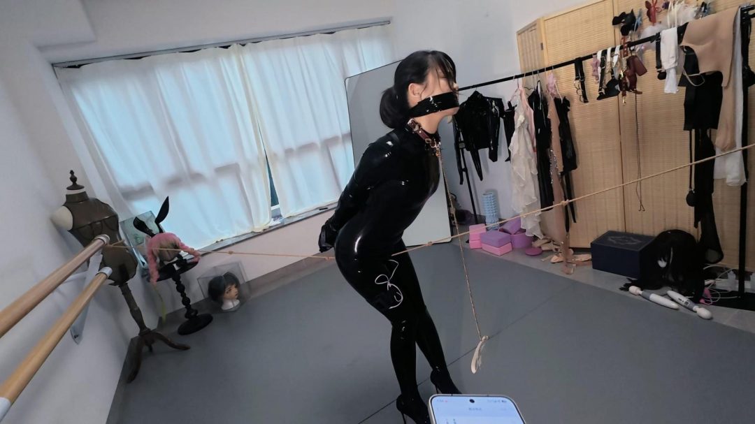 《定拍连体胶衣电击深喉走绳调教》- 海砂—极虐系列 深喉口塞剧烈呕吐