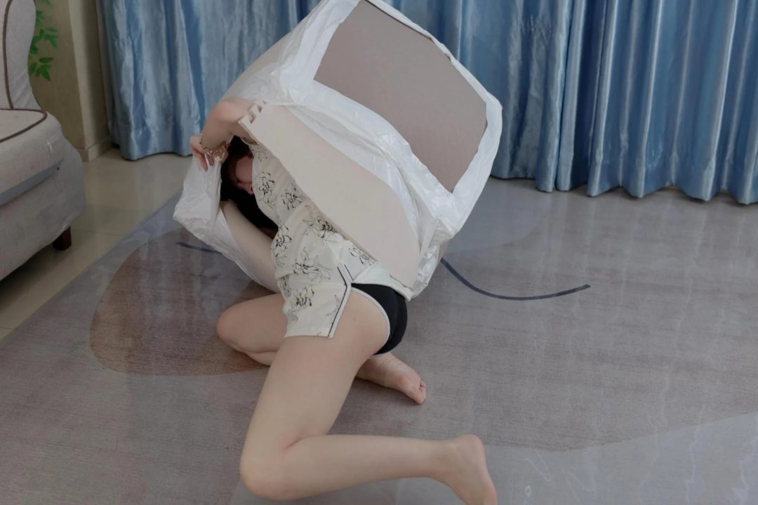 【红鲤鱼】裸足美女，装进纸箱里挣扎，最后被丝绸袋包裹