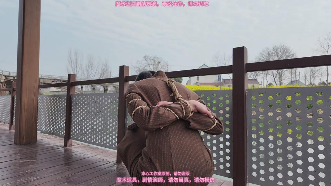 月月旗袍，古桥五花，三月拍的，油菜花很漂亮