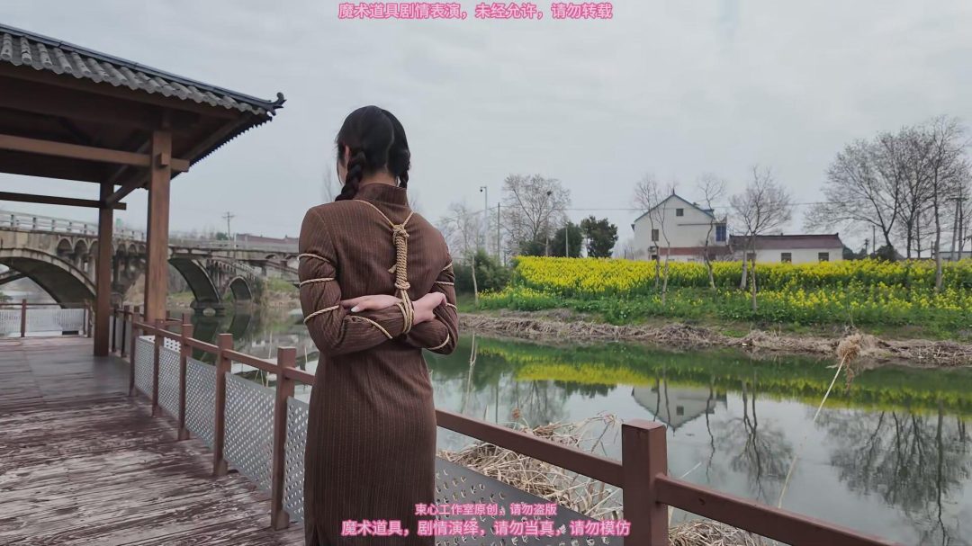 月月旗袍，古桥五花，三月拍的，油菜花很漂亮