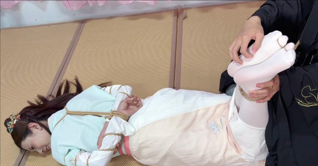 【梦川】古装【大胆侍女 】口枷 脚趾缚 后手直臂侍女进太后房间偷取玉玺被侍卫发现 将侍女捆绑起来挠脚 并将其捆绑在椅子上折磨