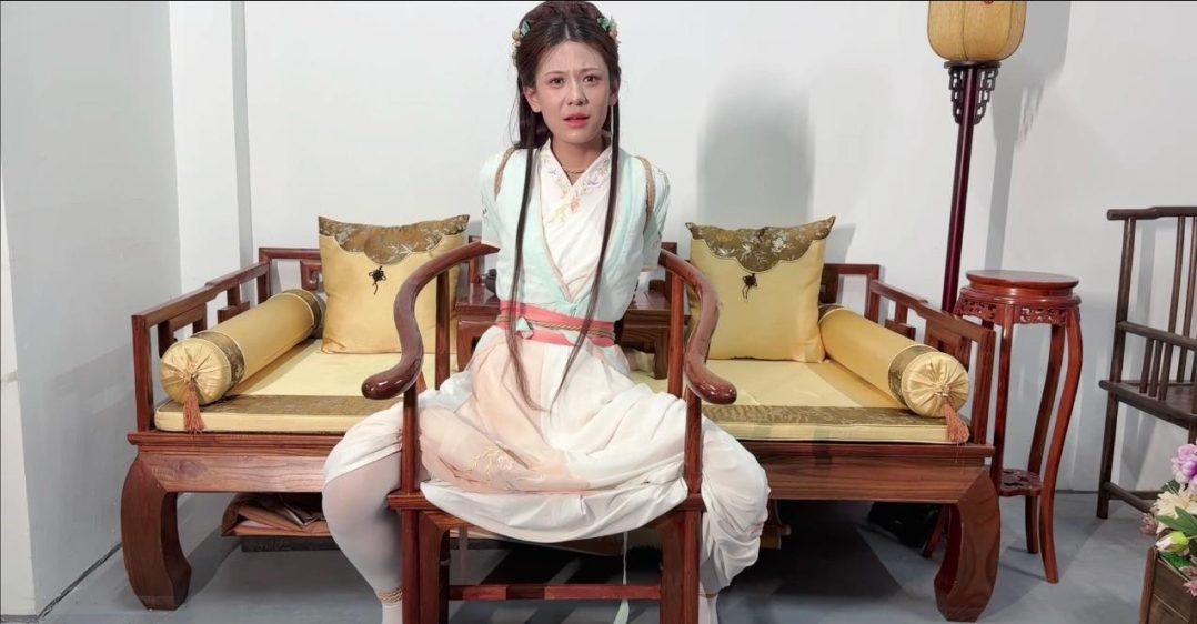 【梦川】古装【大胆侍女 】口枷 脚趾缚 后手直臂侍女进太后房间偷取玉玺被侍卫发现 将侍女捆绑起来挠脚 并将其捆绑在椅子上折磨