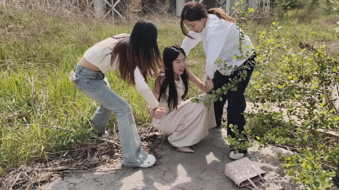 【鑫鑫工作室】各位同好观众以及定拍客户朋友们大家好。为答谢广大同好观众对忘忧社工作室，鑫鑫工作室合作场地拍摄的支持，两家工作室将共同出品多集系列监狱主题片-红色感叹号❗️